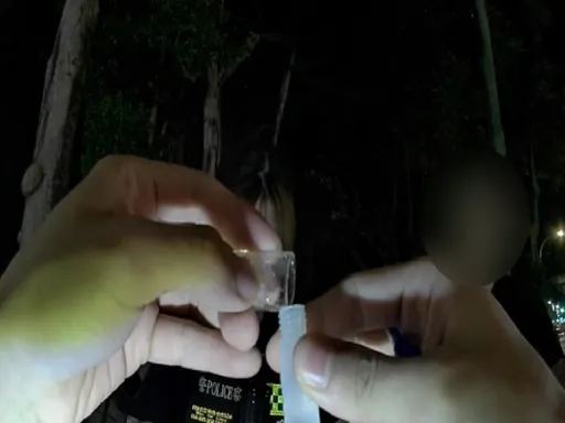 騎士逆向遭警攔查　毒菸油現形笑容秒消失