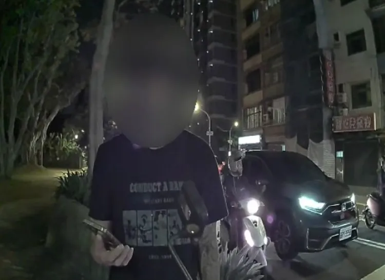 男騎士逆向遭攔查。翻攝畫面