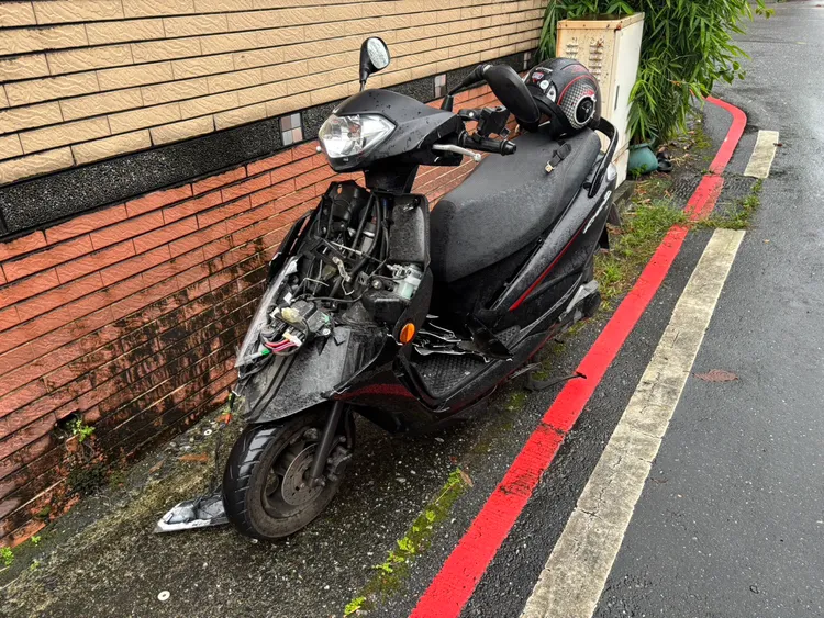 機車遭撞嚴重毀損。警方提供
