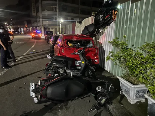 台中紅牌重機衝撞路邊汽機車　人車噴飛掛圍籬釀1傷