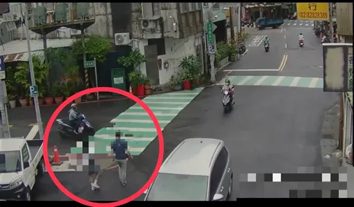 制服少女當街遭摑掌毆打　民眾看傻眼！狠父失控原因曝光