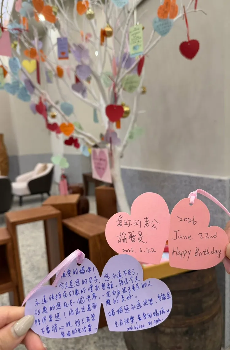 梅聖旻和女兒寫卡片抒發思念。翻攝吳中純臉書