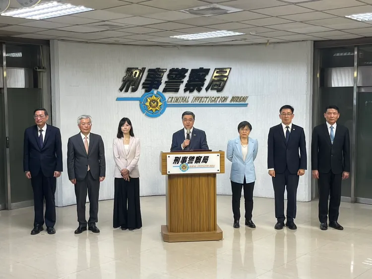 刑事局副局長林故廷、警政署署長張榮興、行政院發言人李慧芝、行政院長卓榮泰、內政部長劉世芳、刑事局局長邱紹洲、刑事局副局長蔡燕明(由左至右)。警方提供