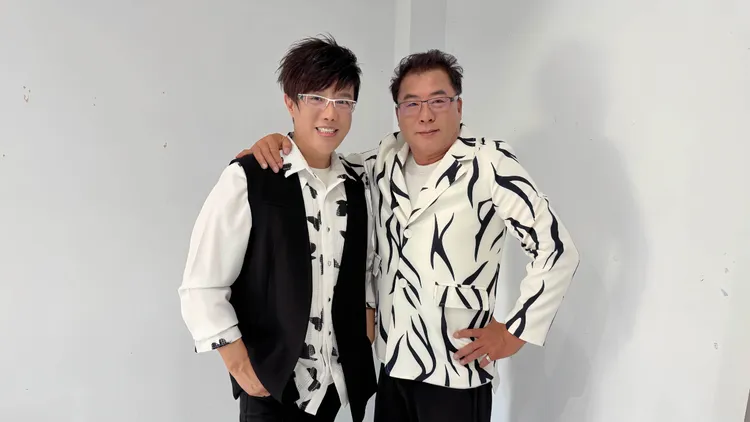 阿傑攜手台南市商業總會理事長宋俊明合唱新歌。蔘龍集團提供