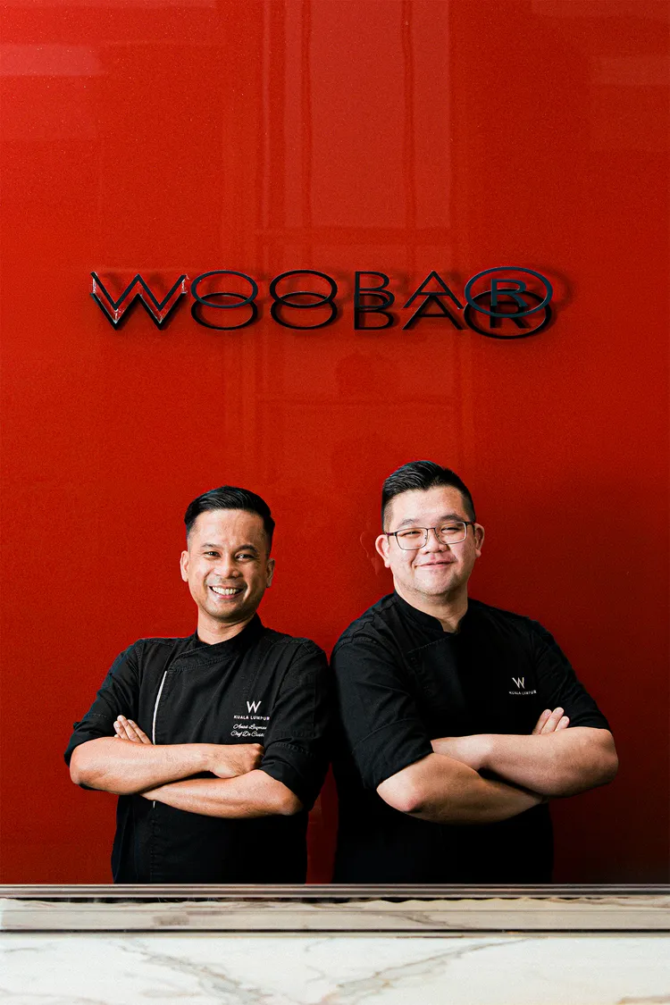 吉隆坡W酒店「FLOCK」餐廳主廚 Anas Luqman Hakim Bin Dzulkiffli（左）與「YEN」餐廳領班廚師 Kelvin Gan Kar Wai（右）跨海客座台北W飯店，於WOOBAR推出盛夏佐酒佳餚。業者提供