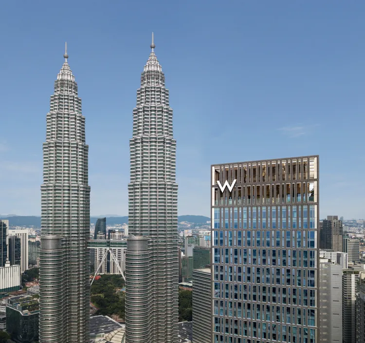 「吉隆坡W酒店 W Kuala Lumpur」坐擁馬來西亞雙子星塔景觀，以多元餐飲空間及充滿活力的餐酒文化，成為當地備受矚目的潮流旅宿之一。業者提供