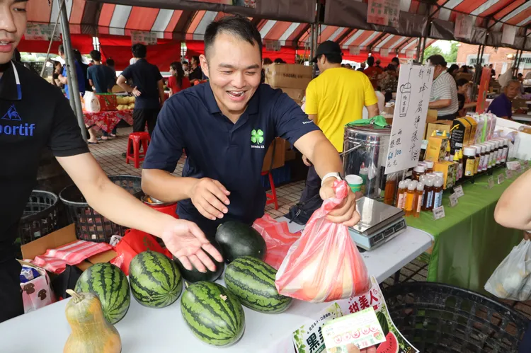 現場採買民眾。新竹縣府提供