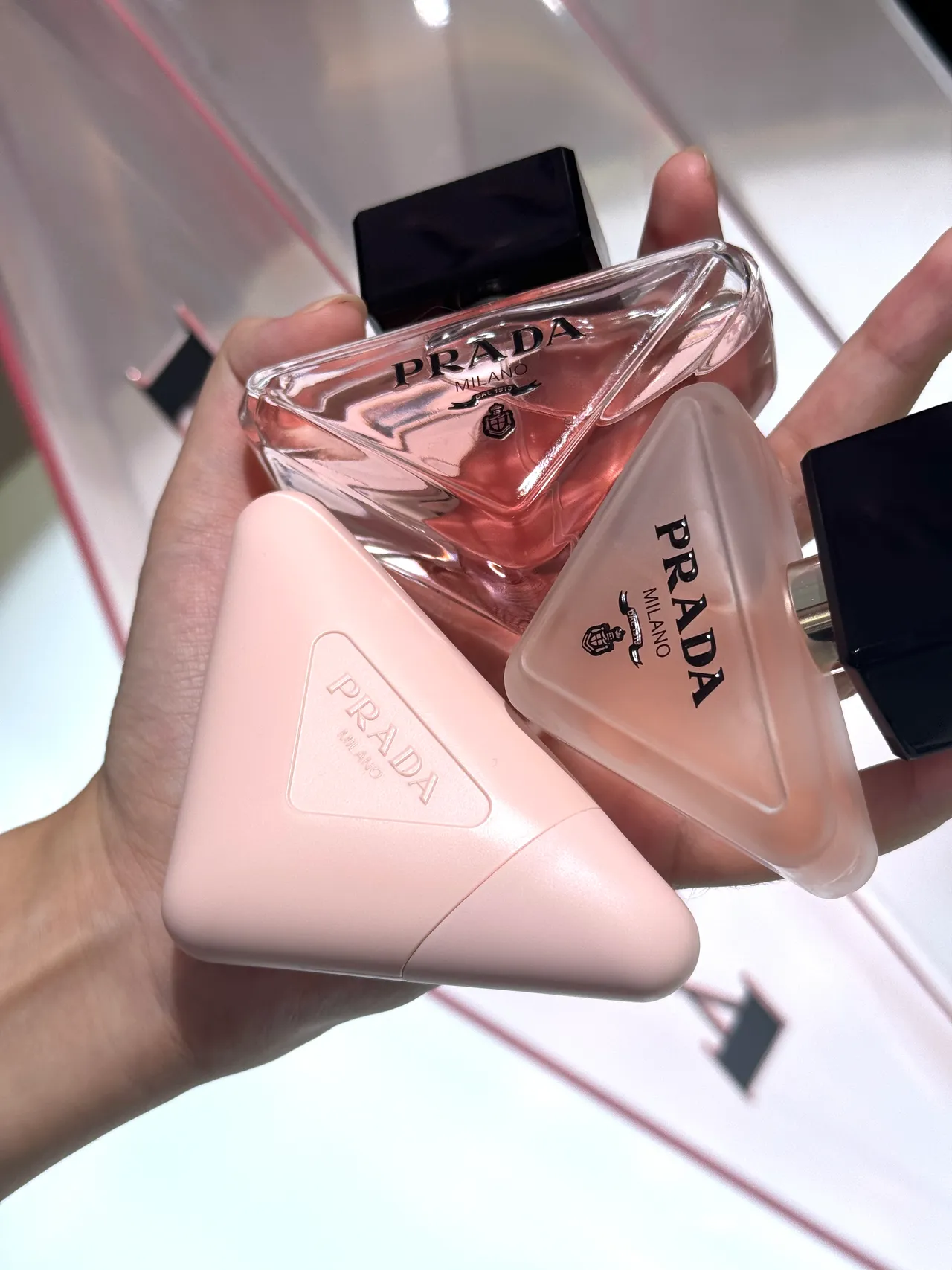 PRADA Beauty唯我莫測奢潤護手霜，50ml／2100元；唯我莫測髮香噴霧，30ml／2150元；唯我莫測淡香精，50ml／4750元。張家玲攝