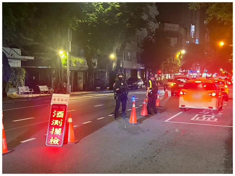 警方於各道路設置攔檢點。翻攝畫面