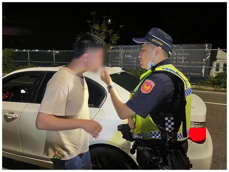 警方實施唾液快篩。翻攝畫面