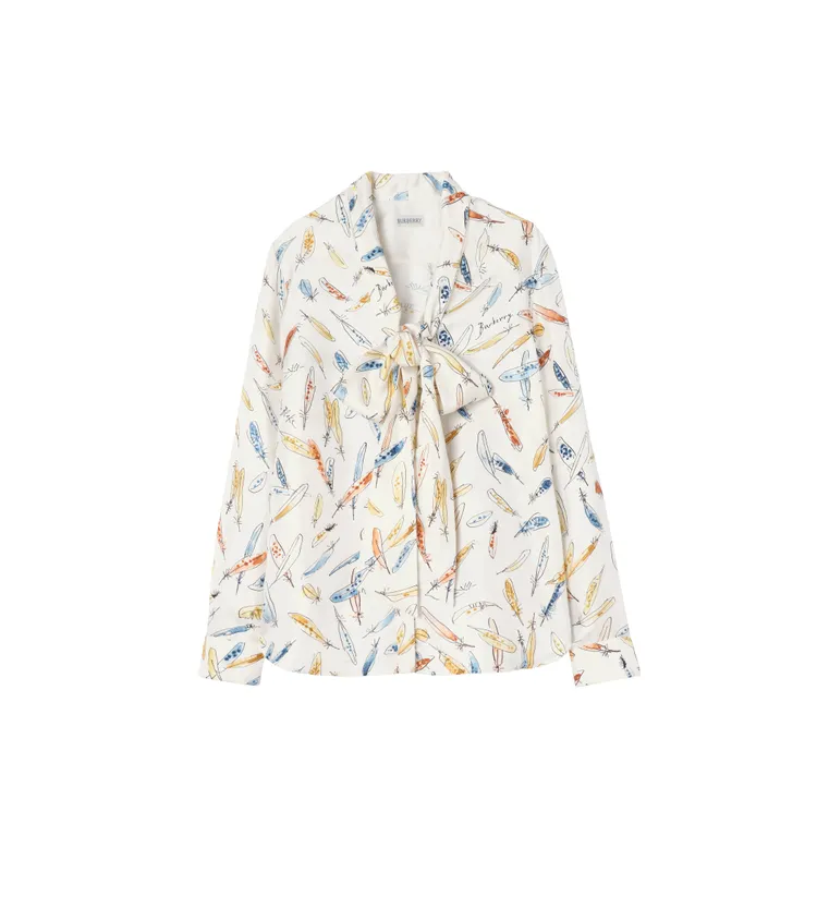 Burberry墨藍色羽毛印花絲巾女裝襯衫，6萬9000元。品牌提供