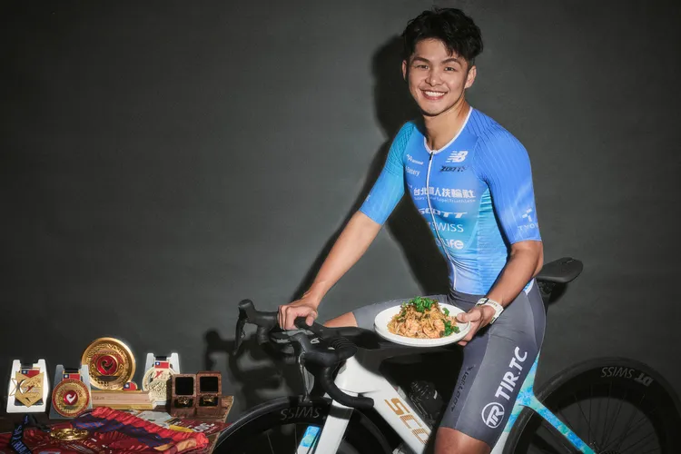 FXT極限鐵人(242K)三連霸Tyson 泰神推薦貳樓運動家菜單。業者提供
