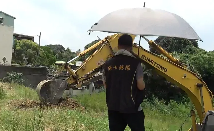 不法分子在嘉義民雄農地回填營建廢棄物。翻攝畫面