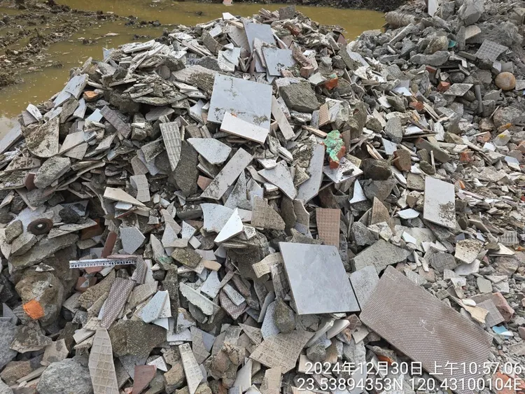 不法分子在嘉義民雄農地回填營建廢棄物。翻攝畫面