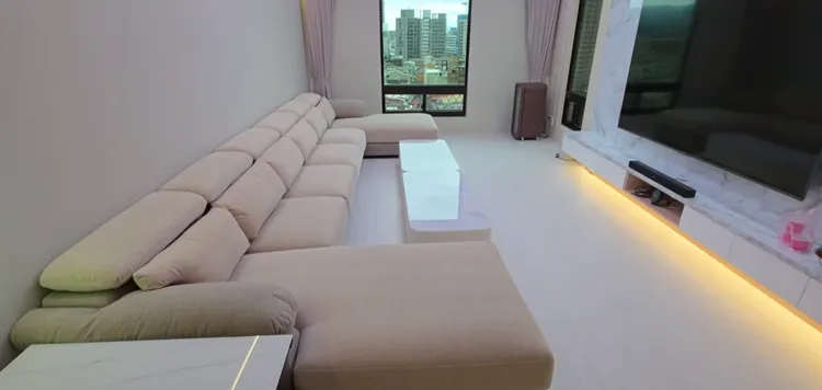 客廳放超大沙發及100吋電視。翻攝傑克開吃YT
