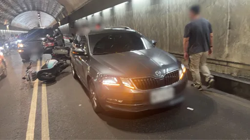 自強隧道尖峰連環撞！3機車追撞1轎車釀3傷　通勤車流一度塞爆