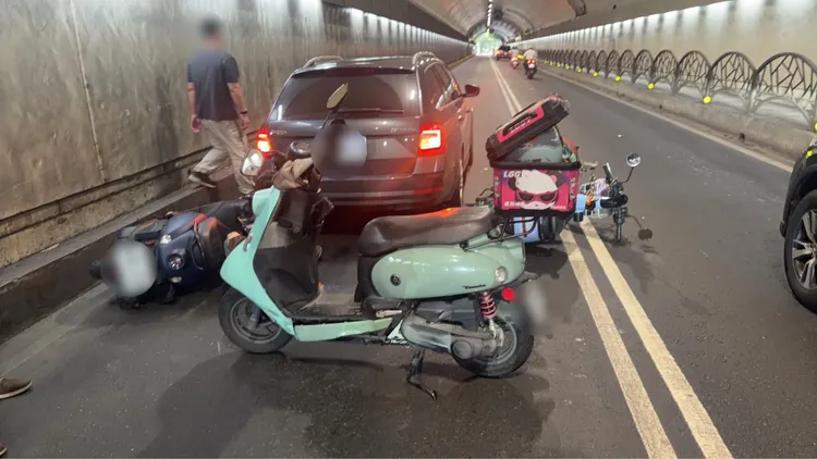 自強隧道今天一早驚傳追撞事故，3名騎士掛彩送醫、車陣綿延數公里。翻攝畫面