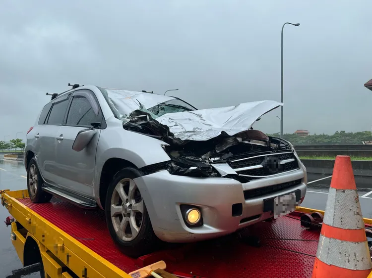 客貨車撞到前方聯結車掉落的輪胎，輪胎還噴飛到對向車道。民眾提供