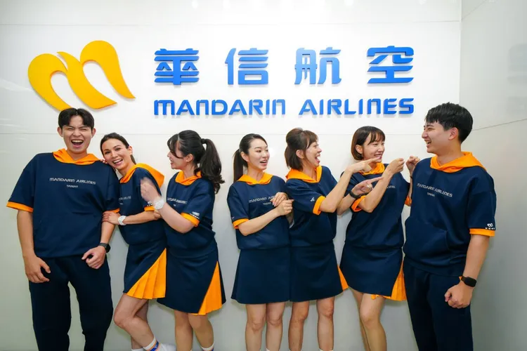 國航空服員今起換新裝，以中華職棒TEAM TAIWAN帽T延伸設計。華信航空提供
