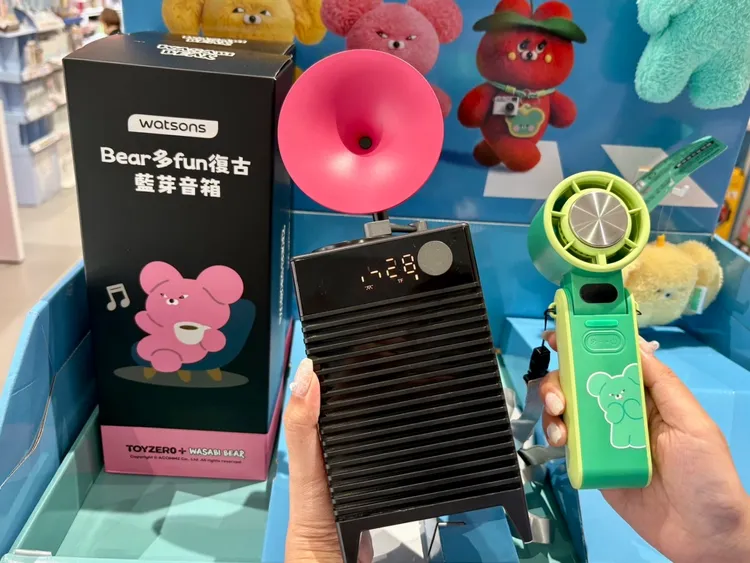 Wasabi Bear聯名手持風扇結合實用與療癒設計，為炎炎夏日增添清涼與好心情。業者提供