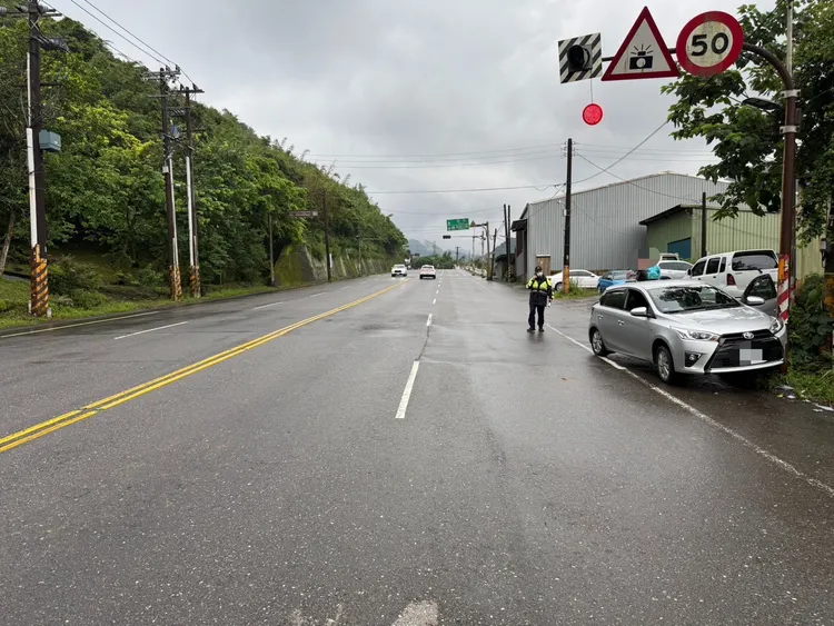 蕭男行經廢棄加油站時，疑因身體不適昏迷。翻攝照片