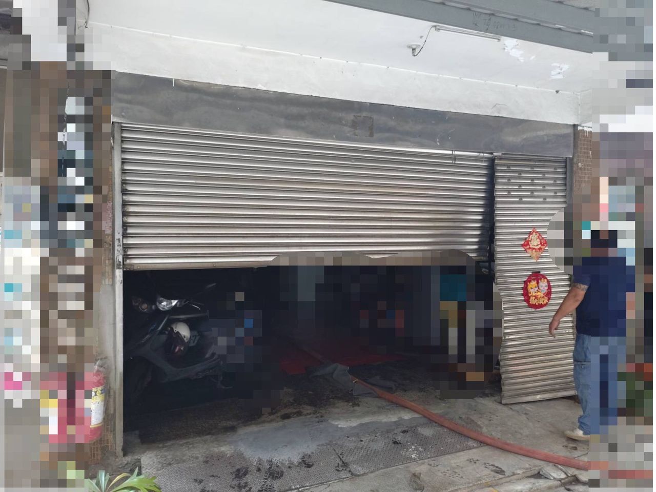 鐵門被炸到翹起!五股民宅火警巨響 疑行動電源惹禍