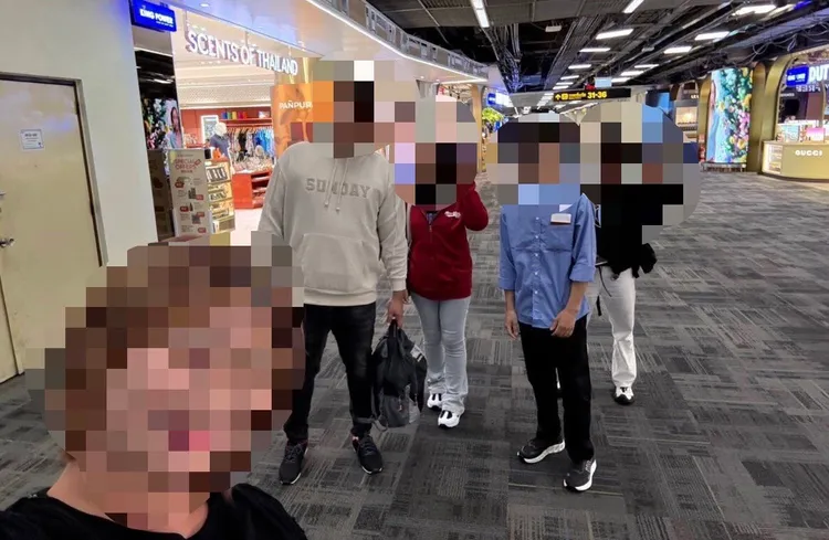 泰籍人蛇在機場背名牌包打卡。桃園市專勤隊提供