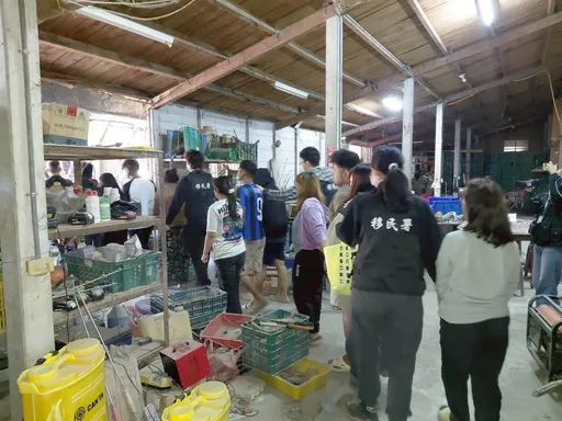 父女檔組人蛇集團！下線手握名牌包炫耀打卡　鐵皮屋囚30名黑工慘況曝光