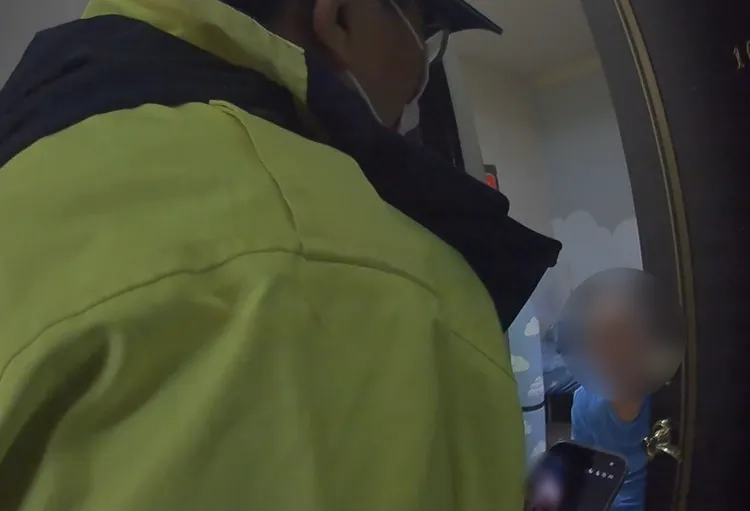 林女擔心獨居的父親身體及生活情況，致電台中第三警分局健康所，懇請警方協助探視關心。翻攝畫面