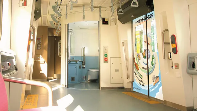 電聯車車門廣告。台鐵提供