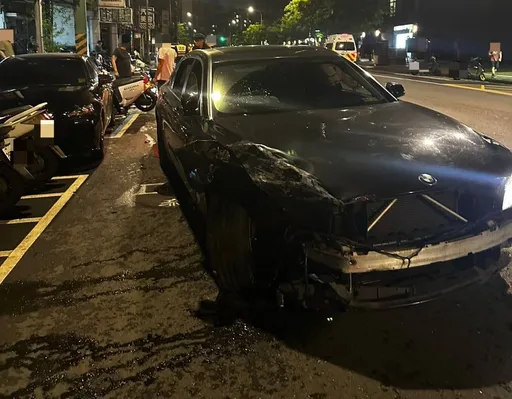 BMW撞路邊5車...駕駛吸安毒+喪屍煙彈上路！警當場逮捕扣車