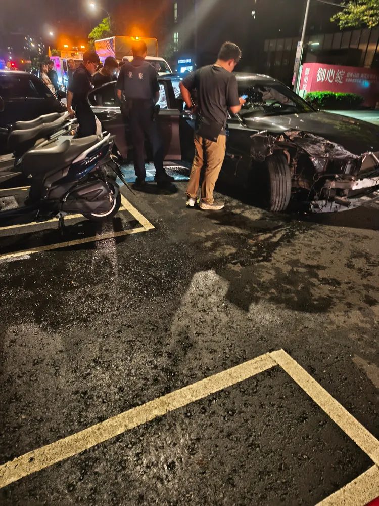 BMW擦撞後車頭毀損。翻攝畫面