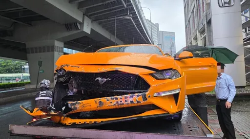 疑台64積水釀輪胎打滑　福特野馬車頭撞爛