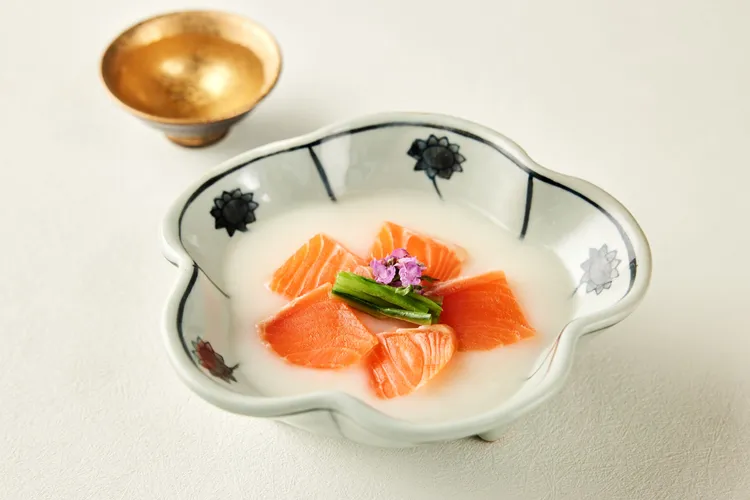 「冷製Ukai豆腐 富士鱒魚煙燻稻草燒」嚴選三種黃豆手工製作，搭配稻草燻香的日本富士鱒魚，層次分明又開胃。The Ukai Taipei提供