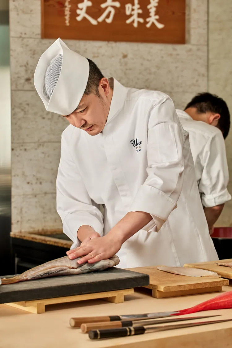三井英明料理長秉持著不旬不食的職人精神，嚴選日本初夏盛產海鮮、台灣當令蔬果，將初夏旬味融入每一道料理。The Ukai Taipei提供