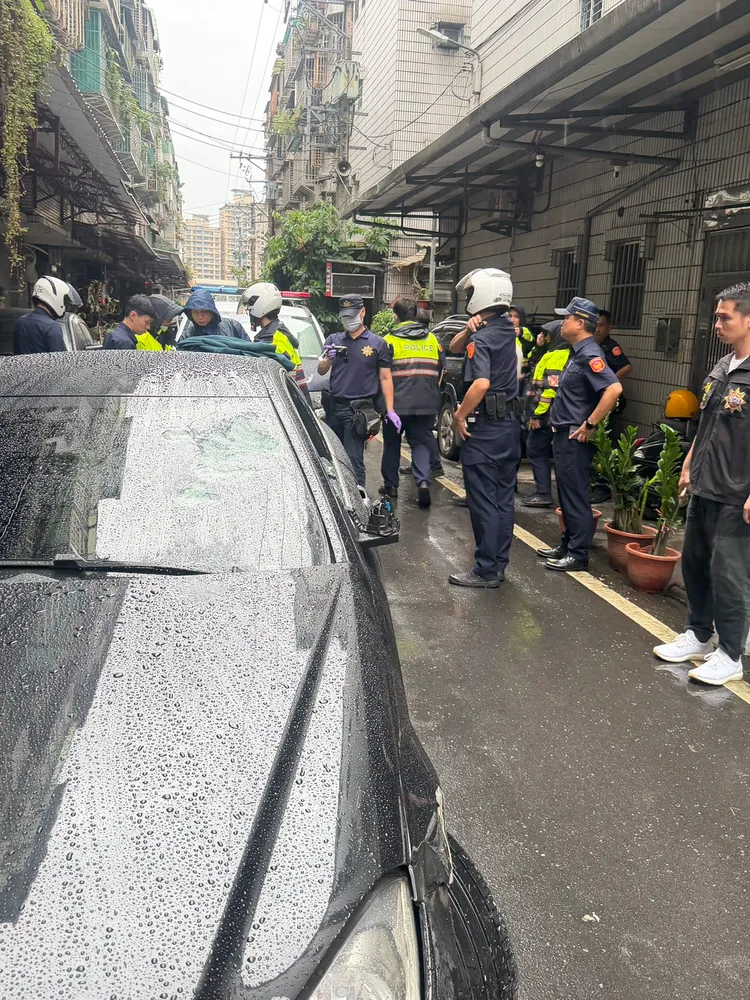 警方於大觀路75巷內逮到人。翻攝畫面