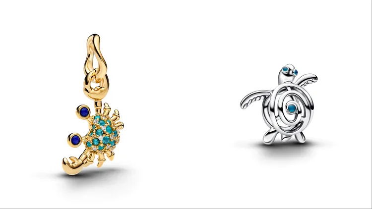 PANDORA巨蟹吊飾（左）3080元、鏤空海龜串飾（右）1080元。品牌提供