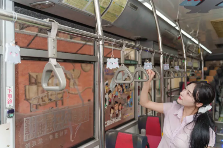 搭乘灰熊熊專車來趟療癒小旅行。西拉雅風管處提供
