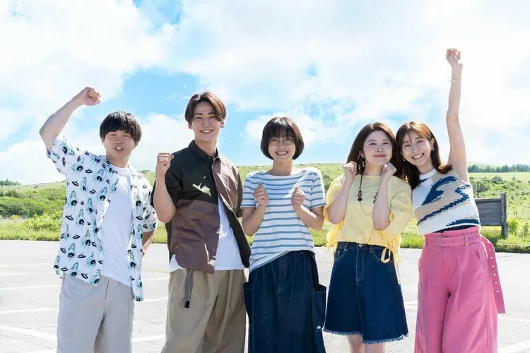 龜梨和也（左二）、田中美奈實（右）傳出緋聞後一同演出日劇《Destiny》，搶走女主角石原里美（中）的鋒頭。左為矢本悠馬、右二為宮澤艾瑪。翻攝《日刊體育》
