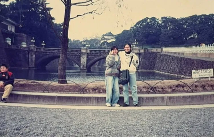 小S（左）和大S國中時期赴日旅遊。翻攝小S臉書