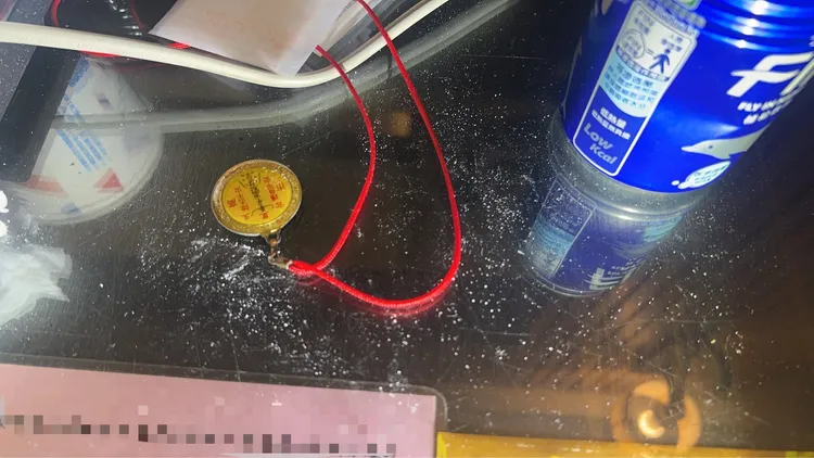 桌面殘留不明粉末，經試劑初篩呈三級毒品陽性反應。翻攝畫面