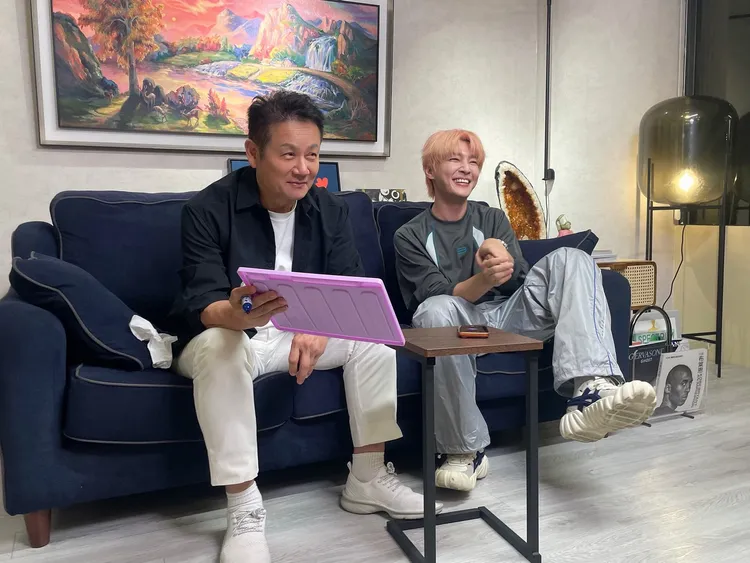 徐乃麟（左）與炎亞綸錄製電話整人企劃，聯手設局挑戰藝人好友反應極限。大浪娛樂提供