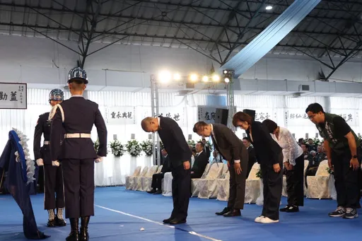 韓國瑜生日赴殉職飛官公祭　曝「其中一人是老友愛子」