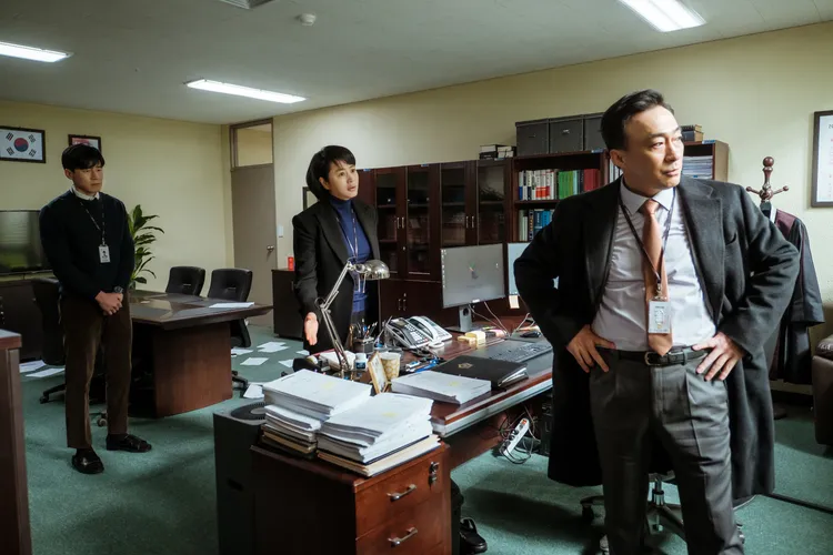 金武烈（左起）曾與金惠秀合作《少年法庭》，李星民也參與演出，3人都飾演法官。Netflix提供