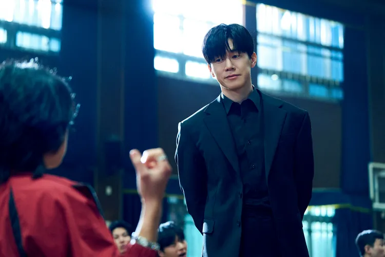 金武烈在《鐵拳教育》飾演熱血督察，以暴治暴反制霸凌學生。Netflix提供