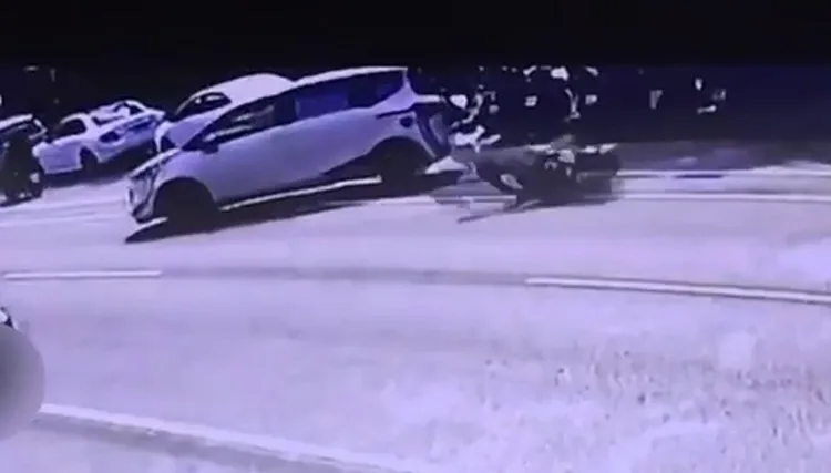 自小客違規大迴轉，騎士急忙剎車滑倒，卻還是撞上汽車。翻攝畫面