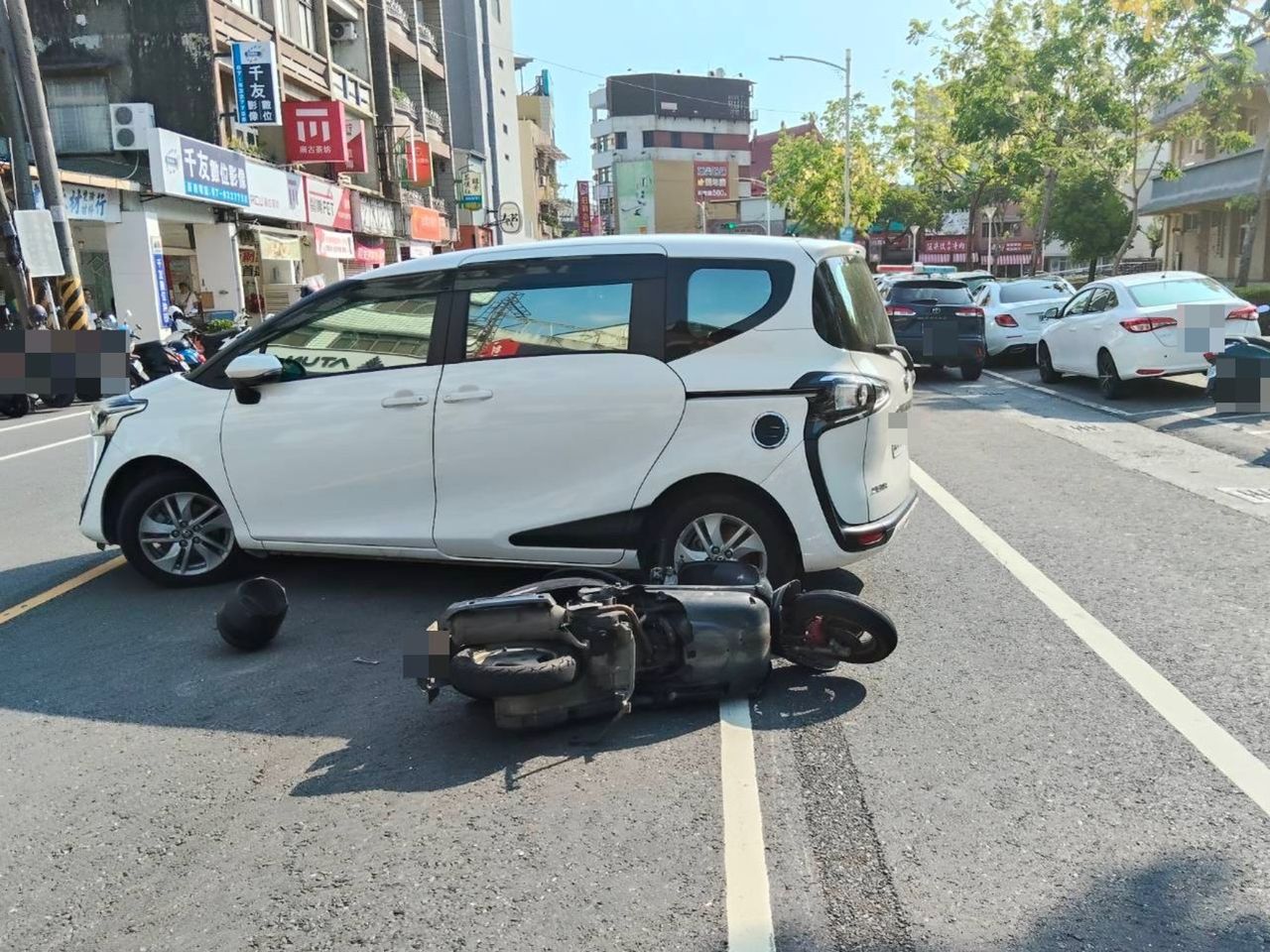 移工急閃違規大迴轉汽車還是撞上!駕駛吃罰單 他卻因此事移送法辦