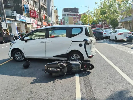 移工急閃違規大迴轉汽車還是撞上！駕駛吃罰單　他卻因此事移送法辦