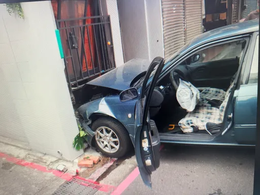 誤把油門當煞車！83歲翁開車暴衝撞民宅　左腳骨折送醫