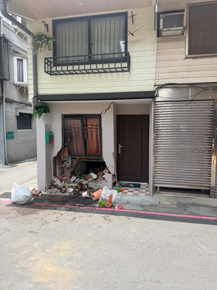 民宅門面也有毀損，老翁將得負起修復賠償責任。翻攝畫面